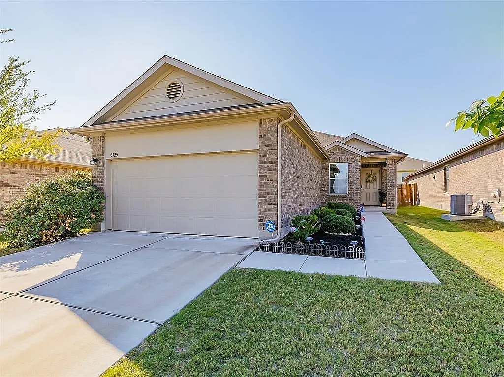 3 bed, 1370 sqft, $1,799 — Photo 2