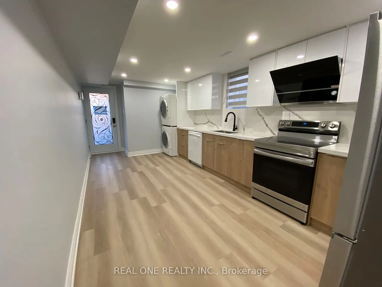 1186 Shadeland Dr — Photo 2