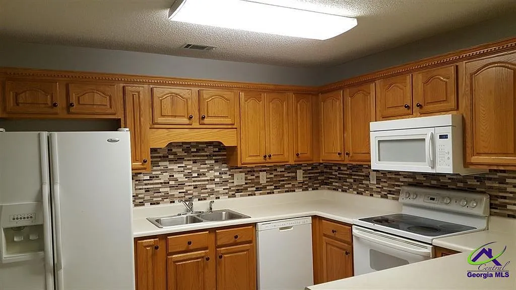 3 bed, 2.0 bath, 1331 sqft, $1,700 — Photo 3