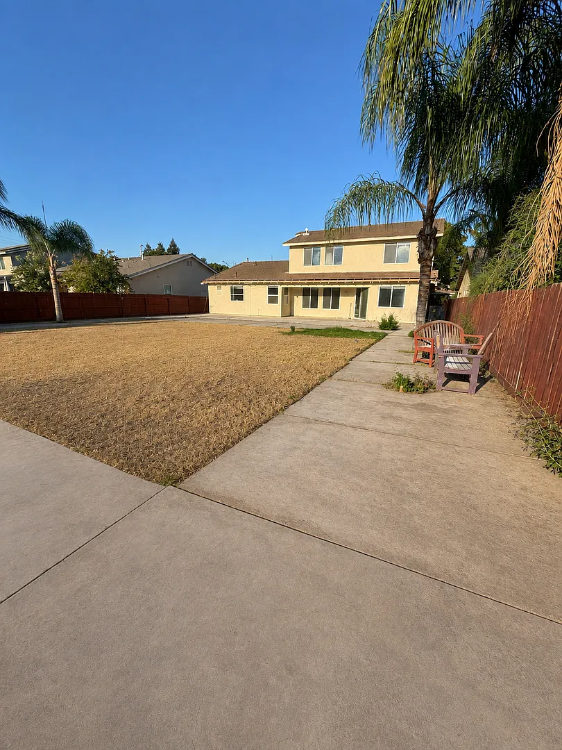 Spacious 6-Bedroom Home with Large Backyard in Fresno — Photo 2