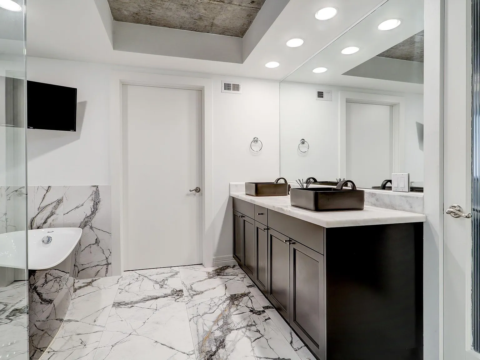 1 bed, 1.5 bath, 1358 sqft, $2,600 — Photo 4