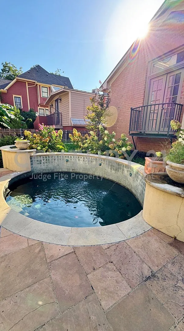 Fully Detached 1/1 In Desirable St. Thomas District Of Uptown No Shared Walls! — Photo 3