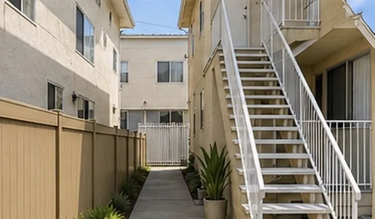1441 S Hayworth Ave #8 — Photo 2
