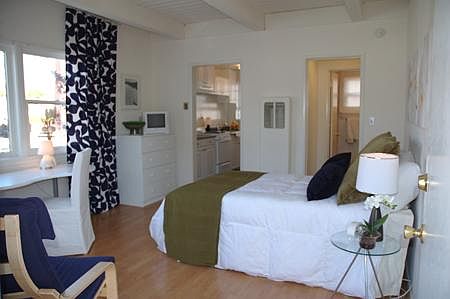 5th image of 3730 Clarington Ave #1