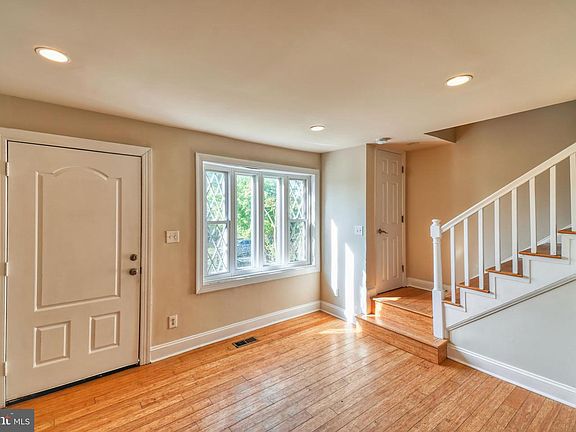 4th image of 521 Foxhall Pl SE