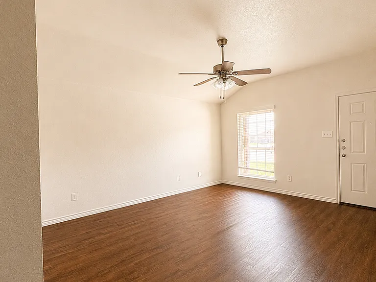 1529 Justin Loop — Photo 3