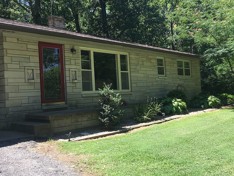 1st image of 104 N Oakwood Dr
