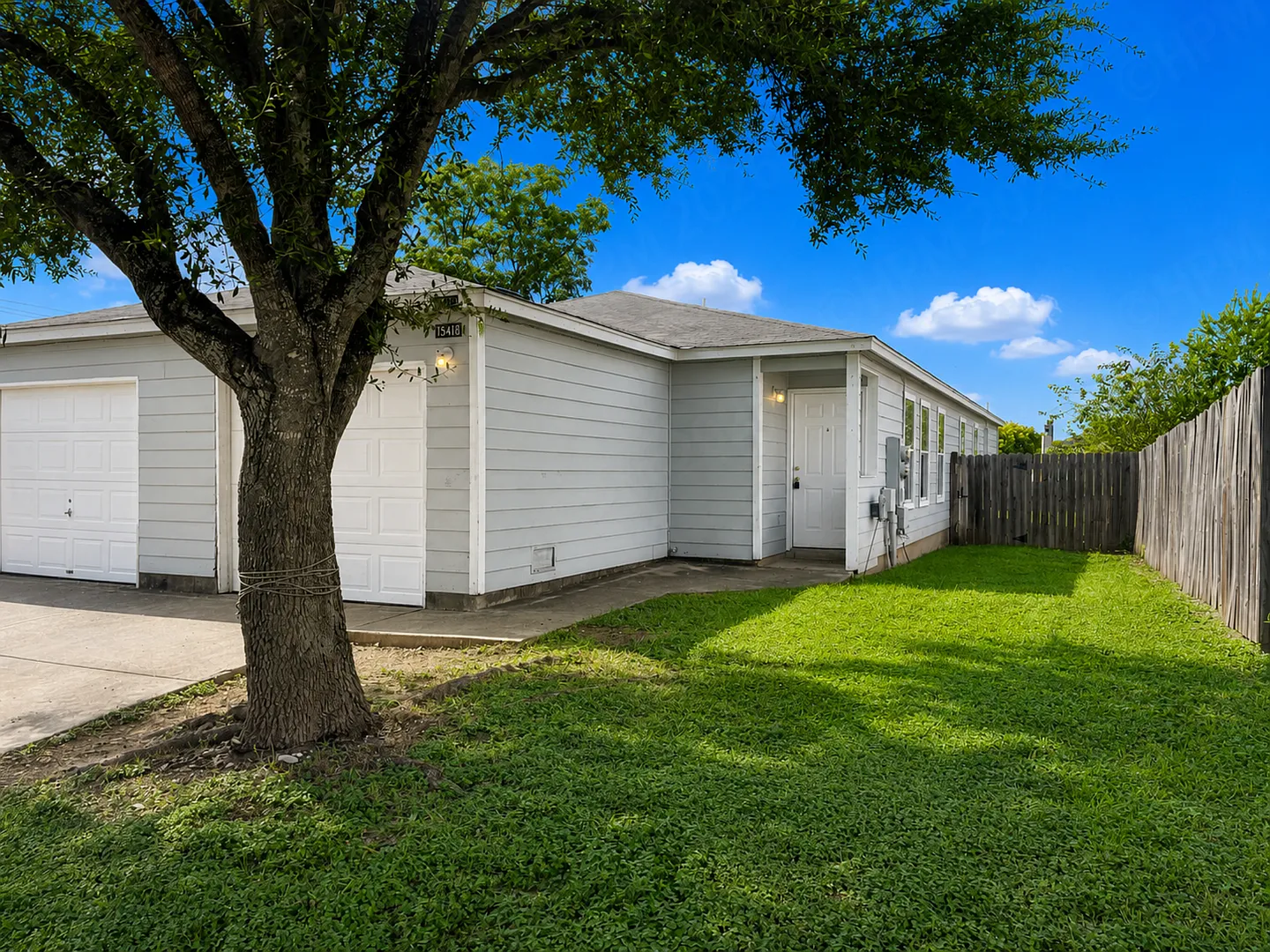 Kamary Lane-15418-15420 — Photo 3