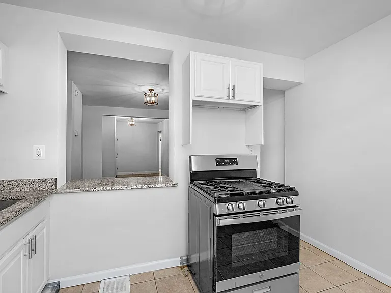627 N Lakewood Ave — Photo 5