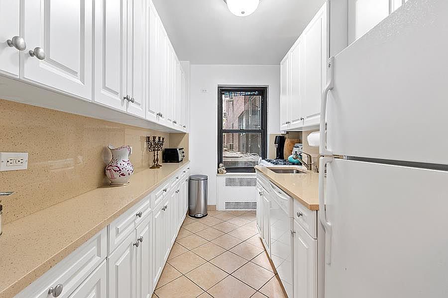 1st image of 19 E 80th St APT 3E