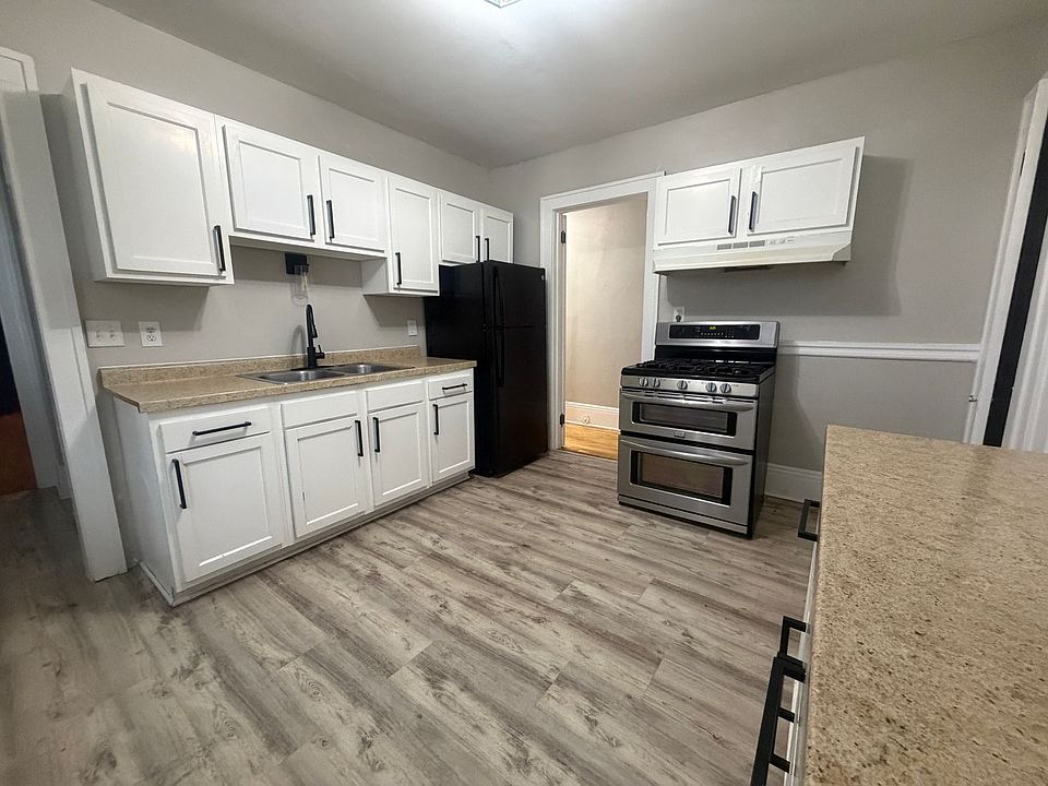 1st image of 2934 N Farwell Ave