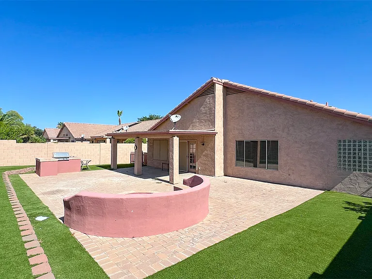 537 E Appaloosa Rd — Photo 17