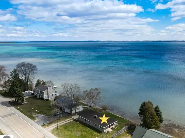 5615 S Bay Shore Dr, Suttons Bay, MI 49682