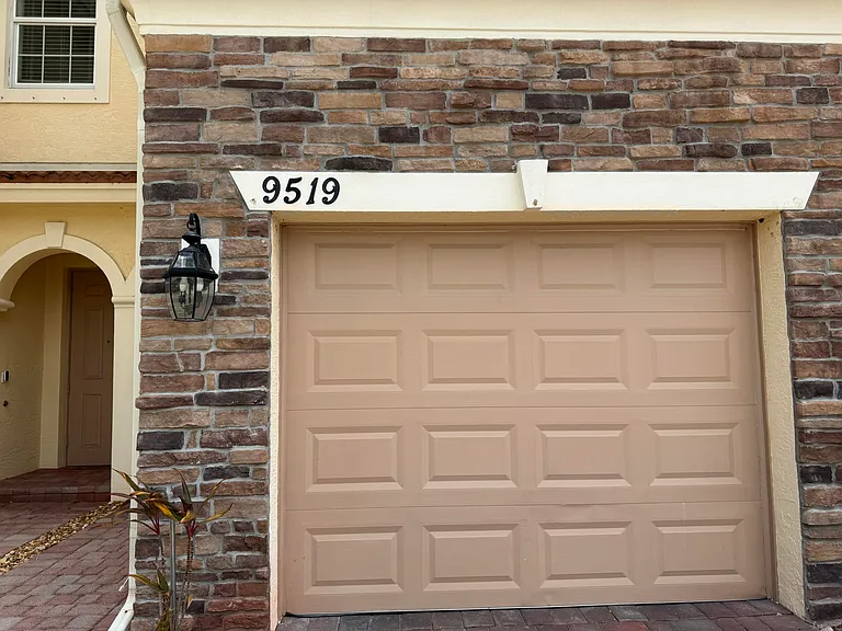9519 SW Merlin Ct — Photo 2