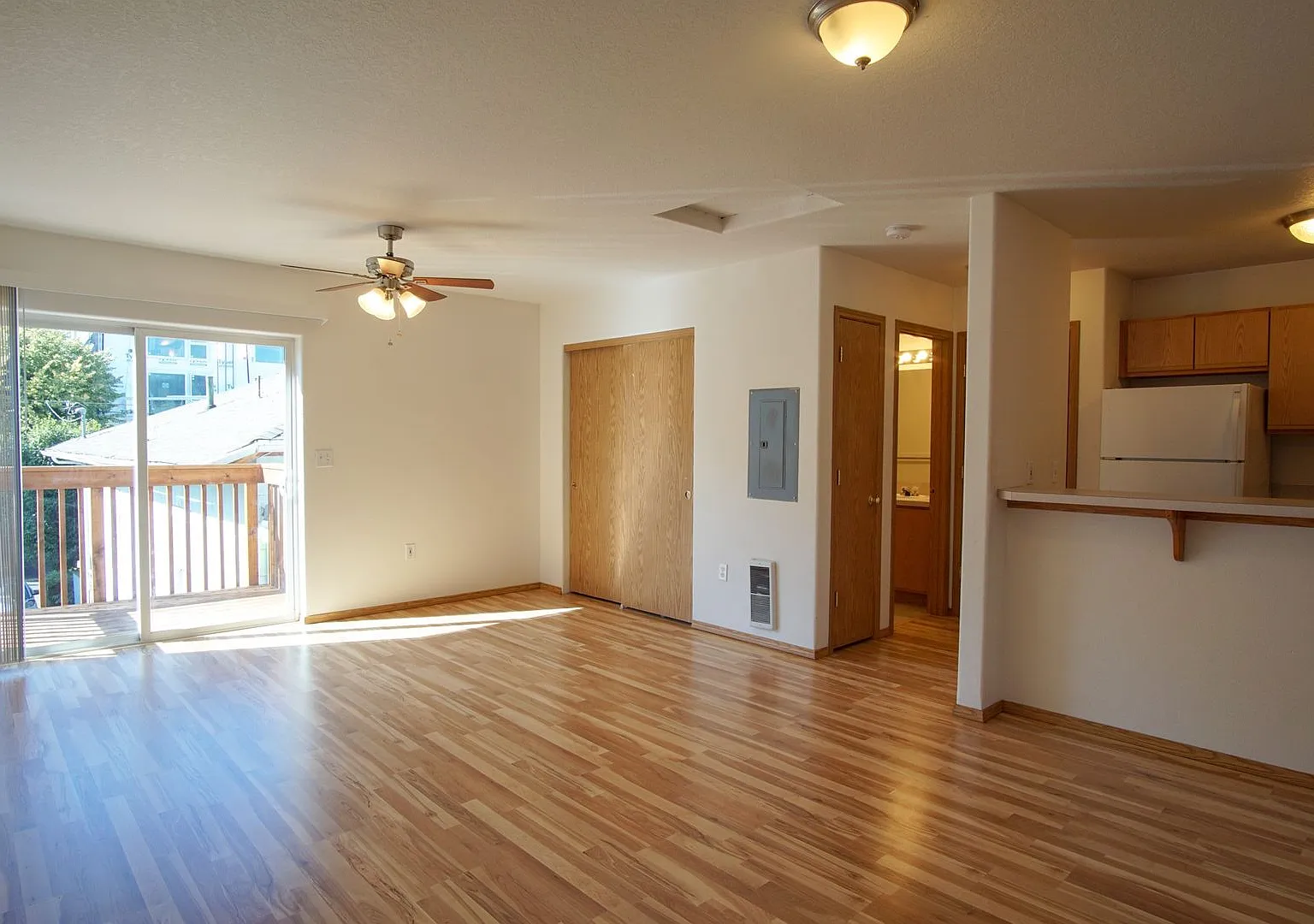 Bustling SE Division: 2nd Floor Studio w/Balcony + Parking Ready Now! — Photo 2