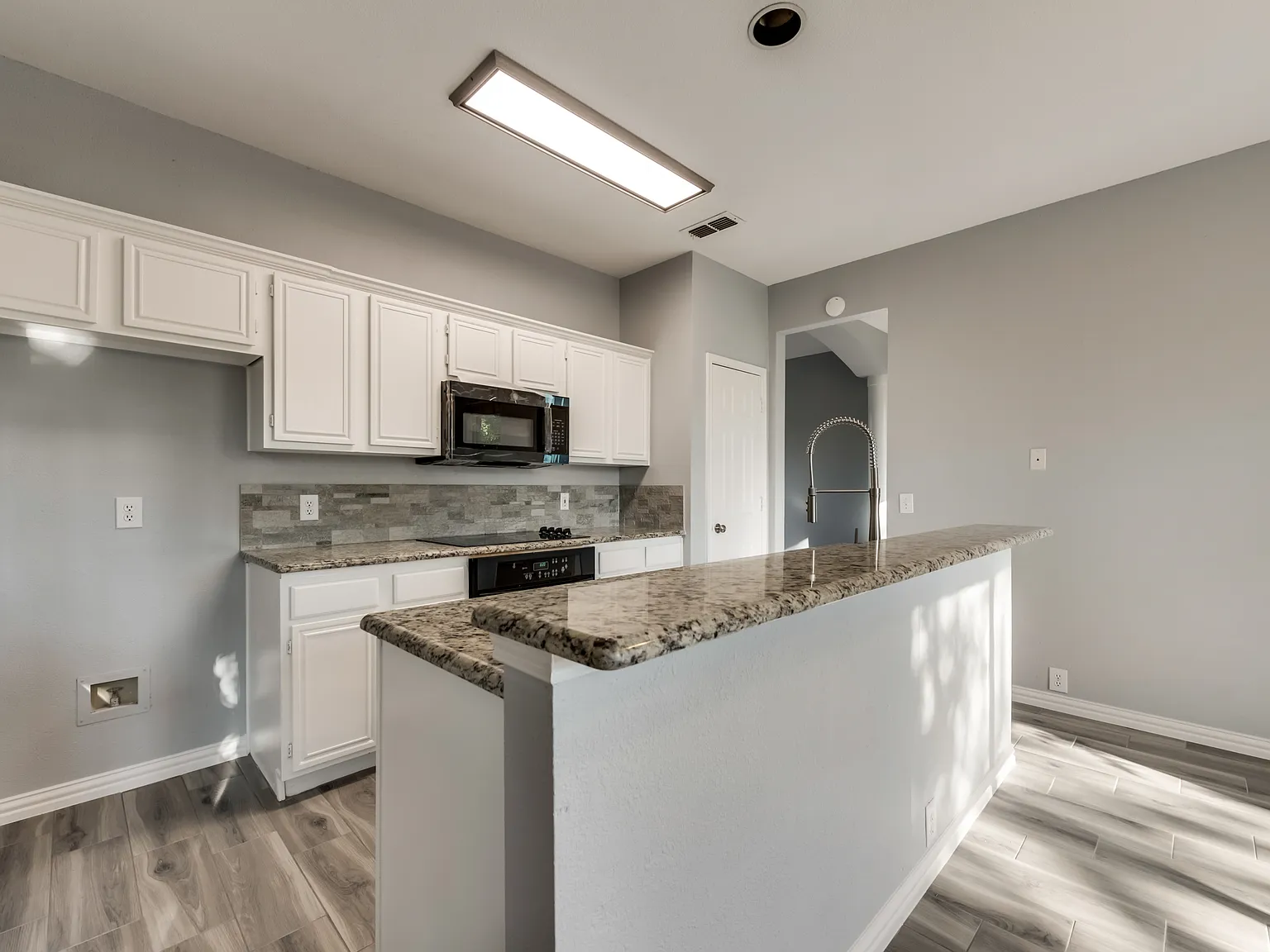 4 bed, 2049 sqft, $2,600 — Photo 4
