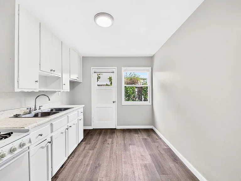 445 W 15th St — Photo 21