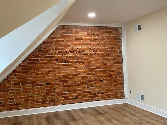 4th image of 815 N Jackson St APT 3