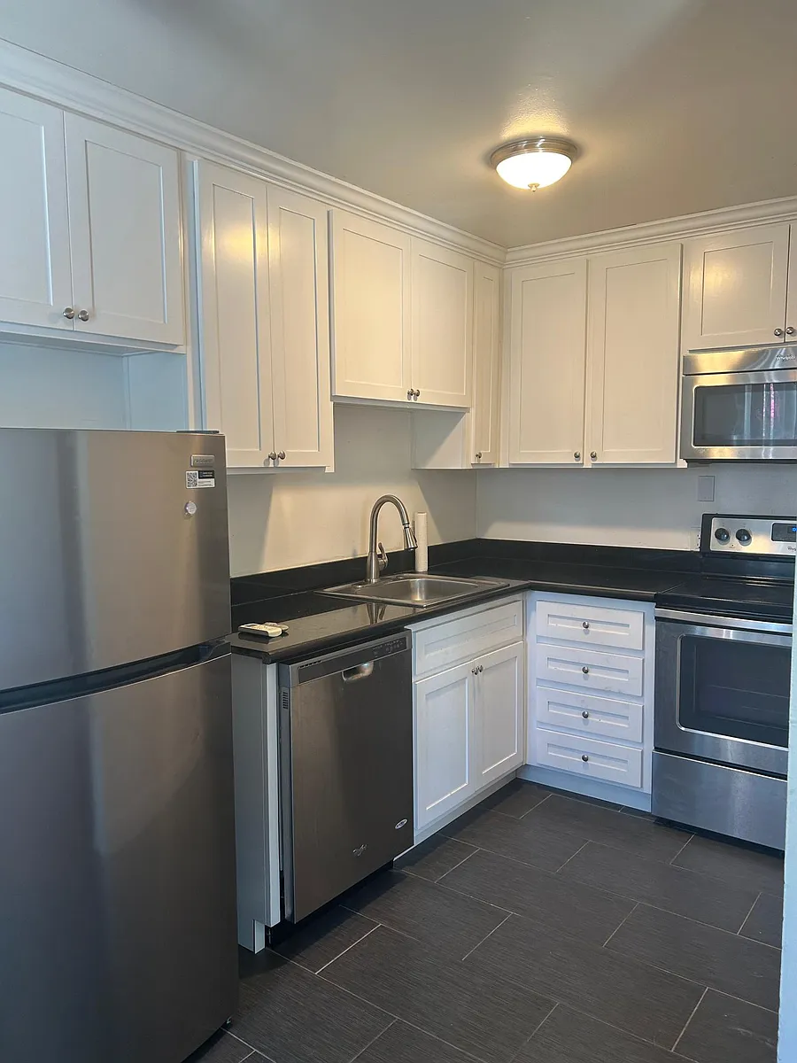 Building Photo - 3643 1st Ave #6