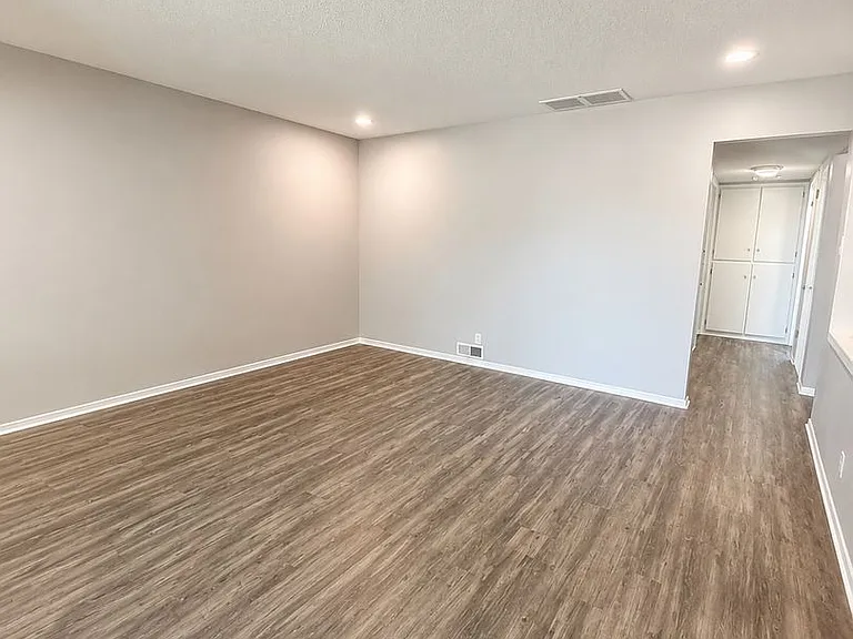 1110 & 1112 Jonas Ave — Photo 4