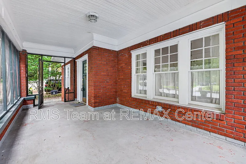 3 bed, 1.5 bath, 1809 sqft, $3,200 — Photo 3
