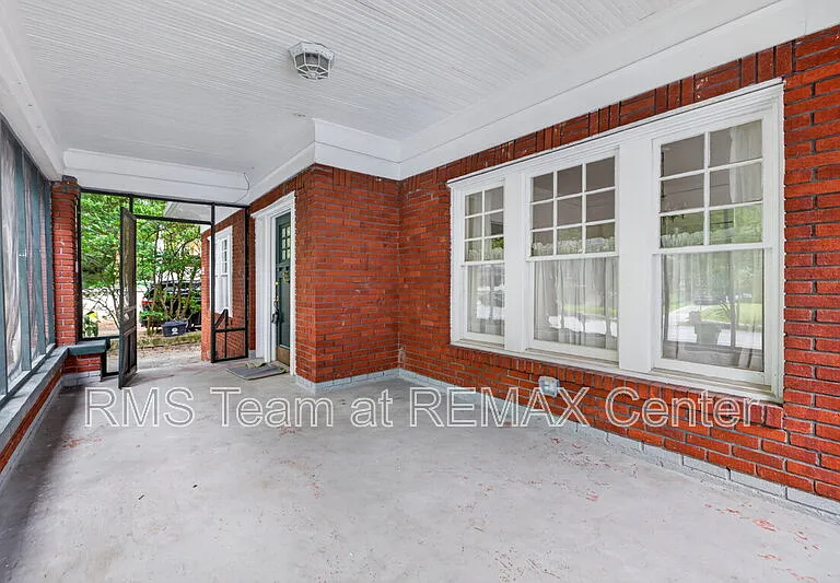 582 Clifton Rd NE — Photo 3