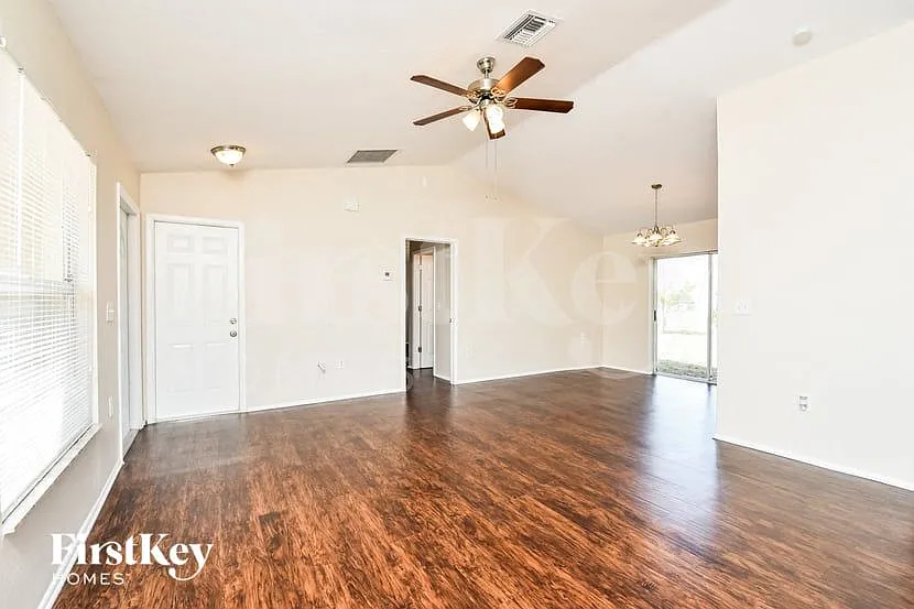 3 bed, 2.0 bath, 1116 sqft, $1,510 — Photo 4