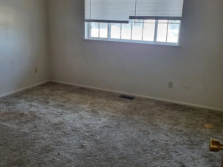 1005 W Midway St — Photo 7