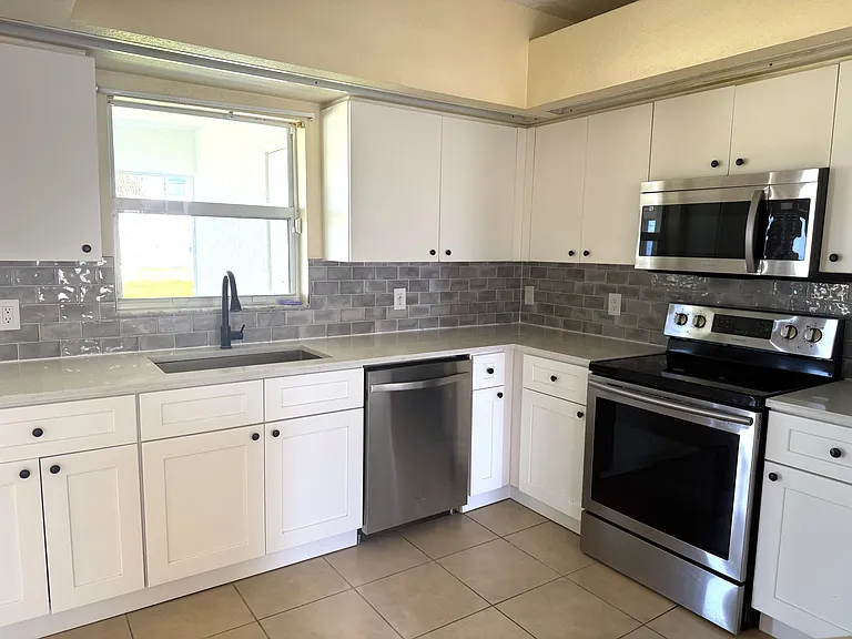 2313 NW 5th St — Photo 4