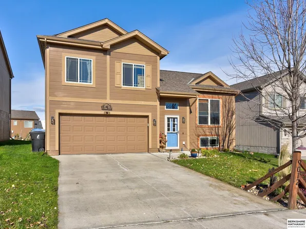 9012 Hanover St, Omaha, NE 68122