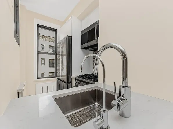 60 East 9th Street image 5 of 27