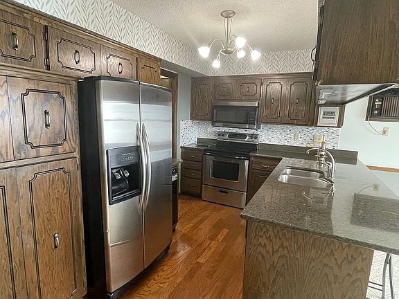 5th image of 157 4th Ave NE