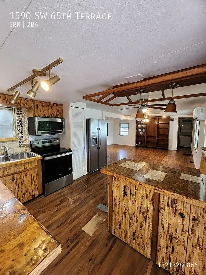 Spacious 3/2 Mobile Home in Sandalfoot Cove — Photo 4