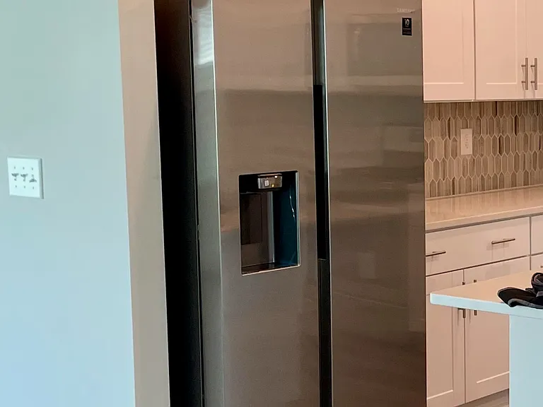 Refrigerator w/ ice and water dispenser