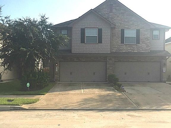 OK, now take a closer look at the exterior curb appeal of this townhouse. Look how beautifully the tree has matured, pretty good looking, right!
