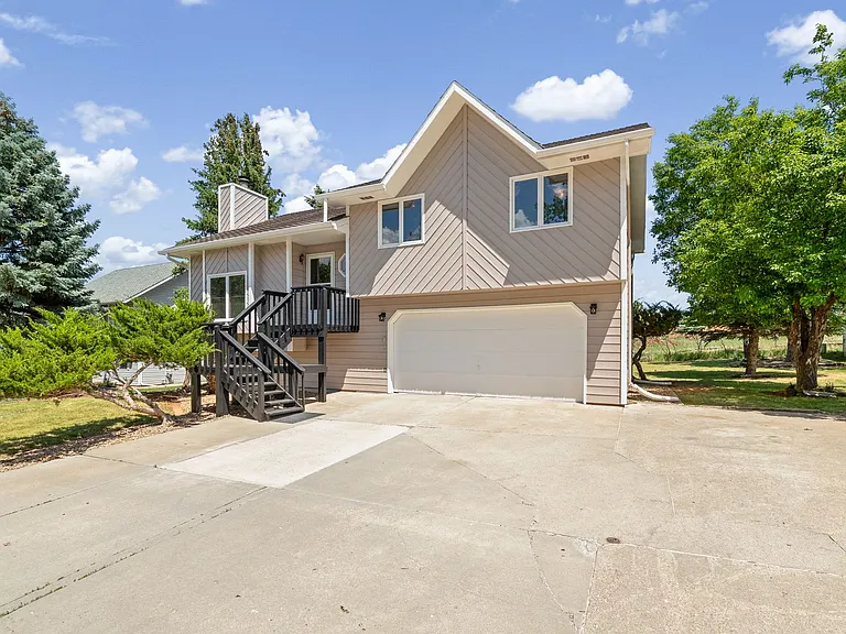3704 Meadowbrook Dr — Photo 2