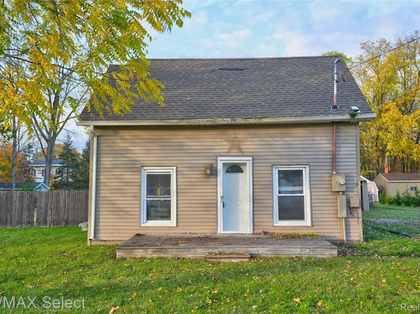 631 Center St, Chesaning, MI 48616