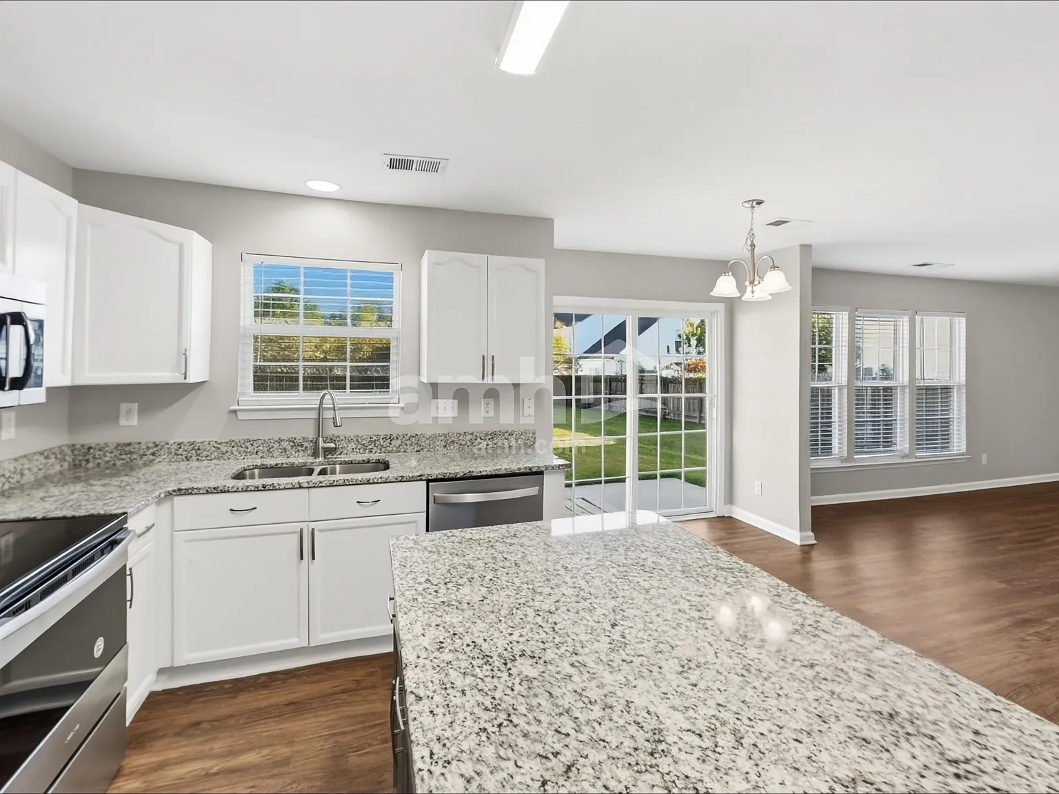 3 bed, 2.5 bath, 2084 sqft, $2,170 — Photo 4