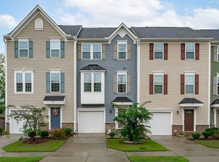 925 Arnold Place Dr, Fuquay Varina, NC 27526