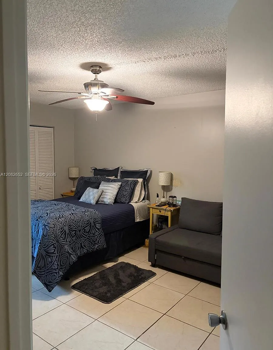 Ivanhoe West At Century V — Photo 2