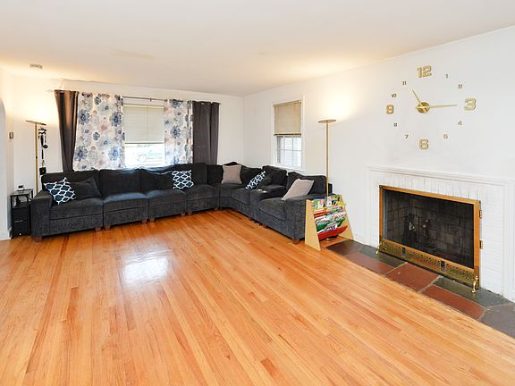 2nd image of 968-972 Byron Ave