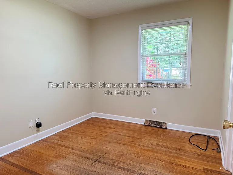 415 W 2nd St — Photo 15