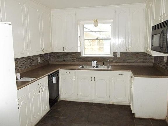 2nd image of 1120 Broadmoor Ave