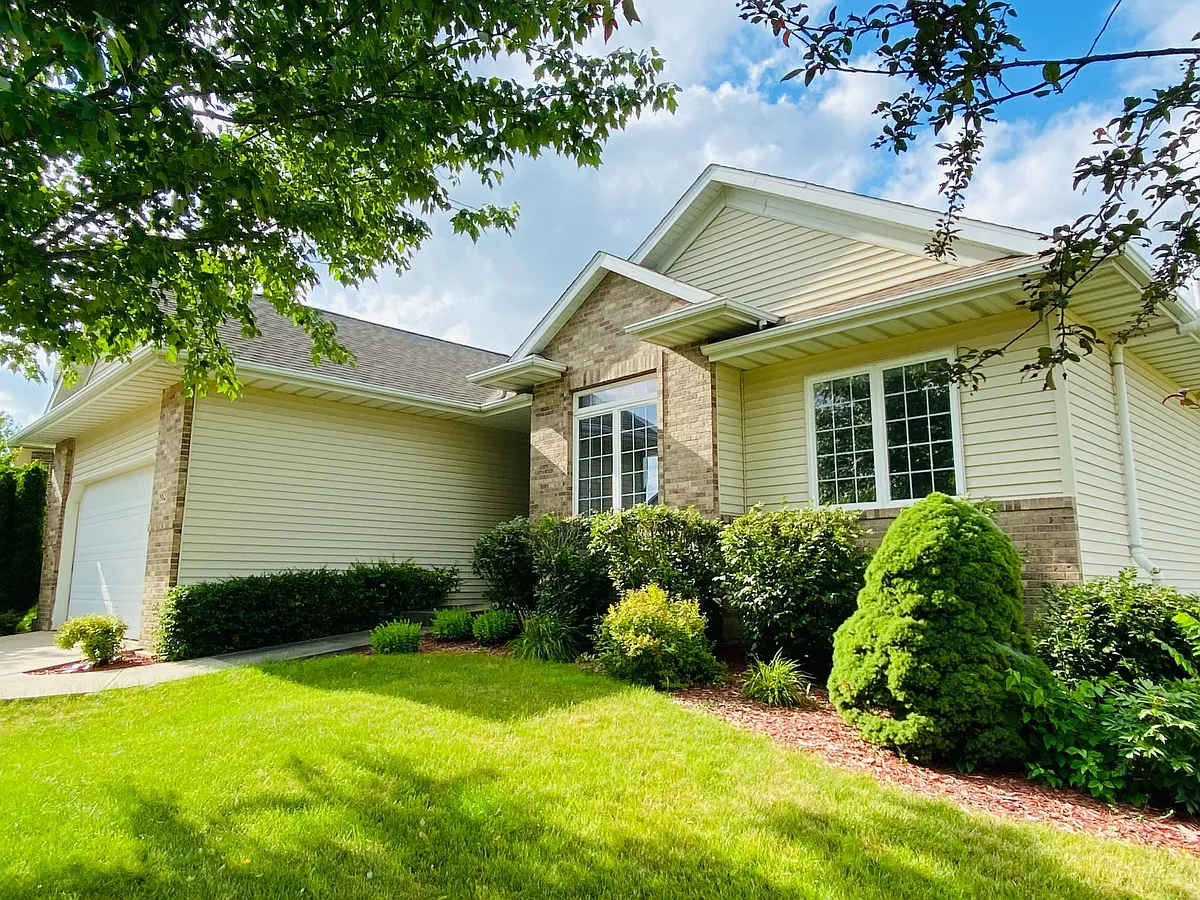 Photo 1 of 16 - 862 Tipperary Rd - Iowa City, IA Front view - 862 Tipperary Rd