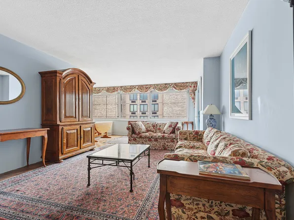 1065 Park Avenue image 1 of 12