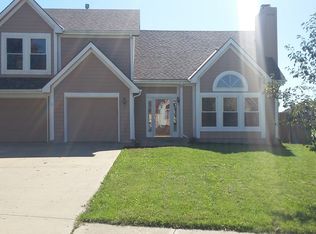 933 E Cottage Creek Dr, Gardner, KS 66030