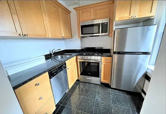 Rented by Manhattan Realty Group | media 8