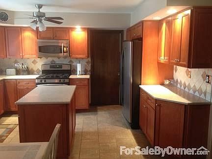 Eat in kitchen
						:
						stainless steel appliances, center island is movable