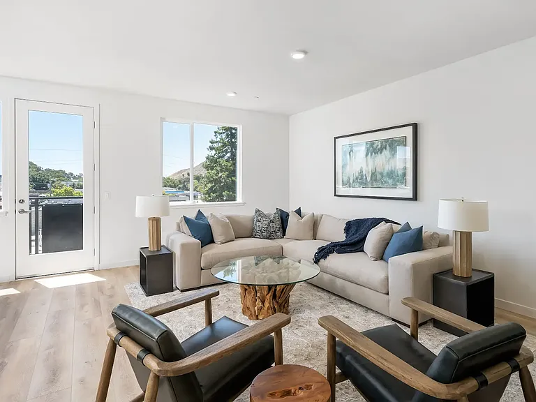 2475 Victoria Ave #305 — Photo 3