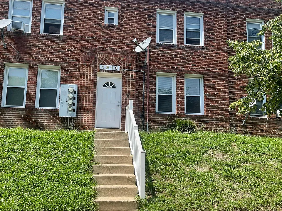 1918 I St NE #C
